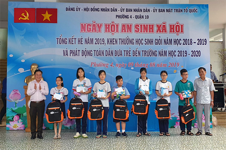 Image: Đảng ủy – HĐND – UBND – UBMTTQVN Phường 4 Quận 10 tổ chức Ngày hội An sinh Xã hội, tổng kết hè năm 2019, khen thưởng học sinh giỏi năm học 2018 - 2019 và phát động toàn dân đưa trẻ đến trường năm học 2019 - 2020