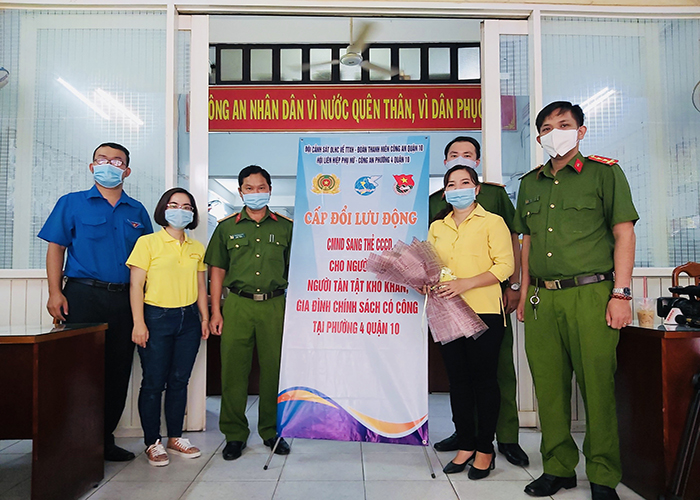 Image: Cấp đổi lưu động CMND sang thẻ CCCD cho gia đình chính sách có công, người tàn tật, người già, khó khăn đi lại