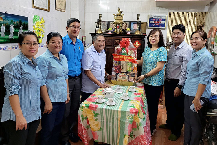 Image: Lãnh đạo Quận 10 thăm, tặng quà gia đình Chính sách có công nhân kỷ niệm 77 năm quốc khánh 2/9 nước Cộng hòa Xã hội chủ nghĩa Việt Nam (02/9/1945 – 02/9/2022)