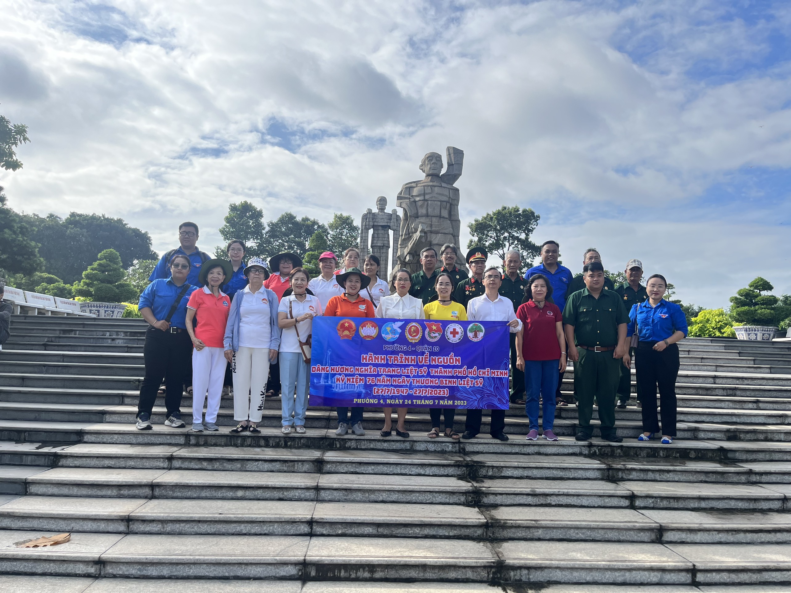 Image: Viếng nghĩa trang liệt kỹ và thăm hỏi, tặng quà cho gia đình thuộc diện chính sách, thương binh, thân nhân liệt sĩ trên địa bàn Phường 4 nhân kỷ niệm 76 năm ngày Thương binh - Liệt sĩ (27/7/1947 – 27/7/2023)